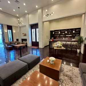 落ち着いた雰囲気で待機できドリンクも豊富。