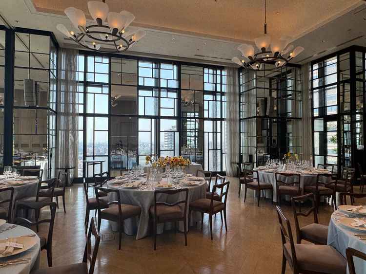 披露宴会場①花をモチーフとした照明がとても可愛かった。