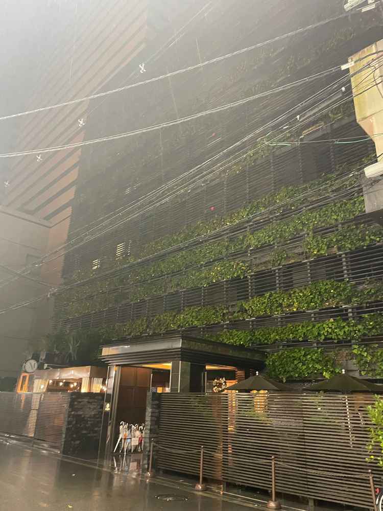 外観は目立たない。近隣の雑居ビルが現実感すごい。