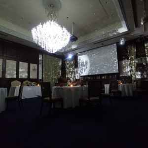 パーティルームの見学では実際に部屋を暗くしてプロジェクターで映像を流していただきました。