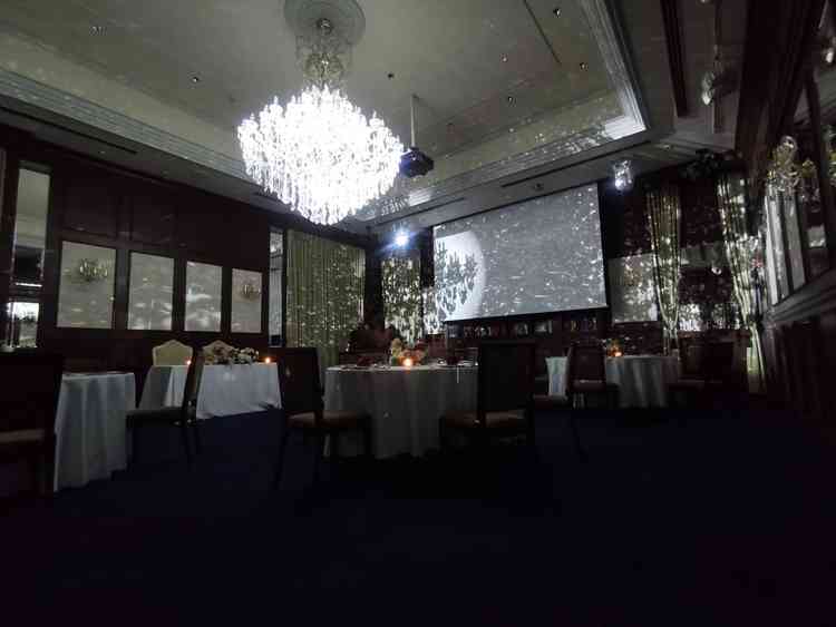 パーティルームの見学では実際に部屋を暗くしてプロジェクターで映像を流していただきました。