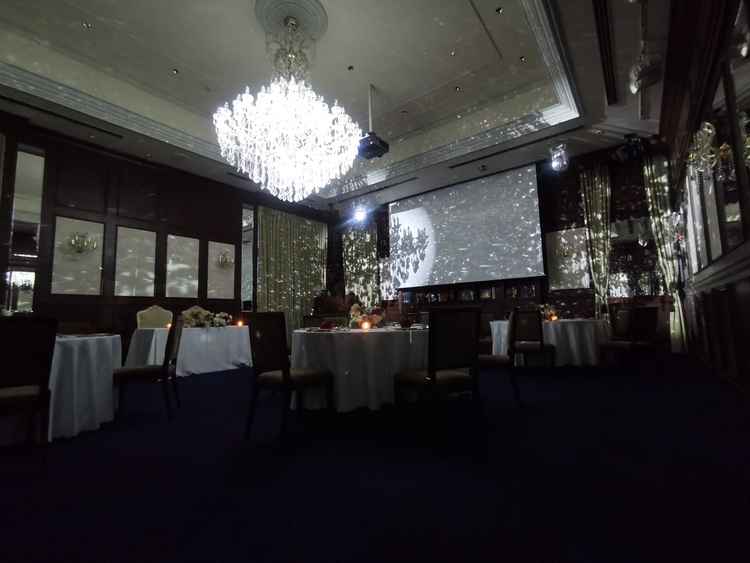 パーティルームの見学では実際に部屋を暗くしてプロジェクターで映像を流していただきました。