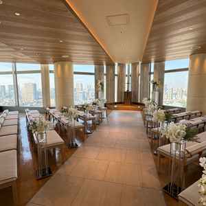 チャペル。あまり見たことのない椅子の配置で、参列者との距離が近い空間に感じました。