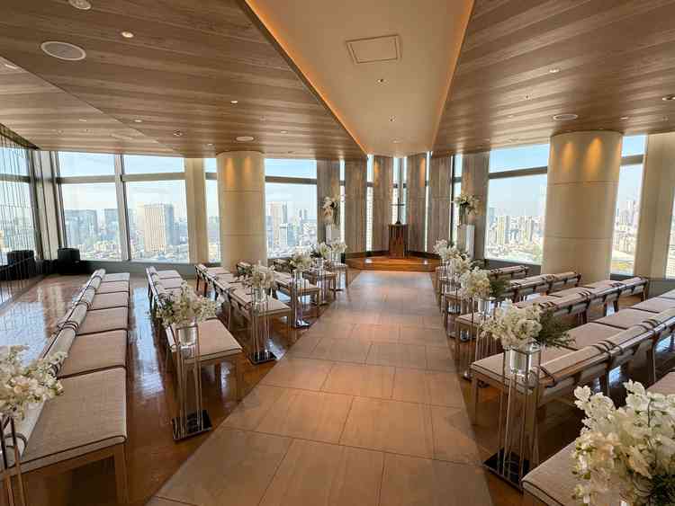 チャペル。あまり見たことのない椅子の配置で、参列者との距離が近い空間に感じました。