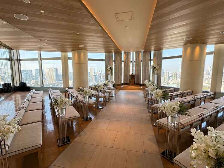 チャペル。あまり見たことのない椅子の配置で、参列者との距離が近い空間に感じました。