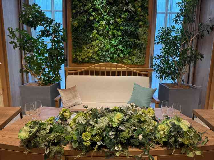 新郎新婦が座る高砂。ゲストと同じ目線なのが良かったです