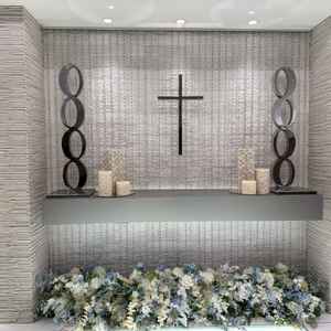 白を基調としたチャペル。奥に行くほど天井が高くなっているため、圧迫感を感じない造りでした。