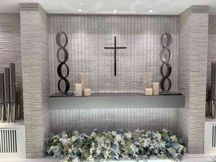 白を基調としたチャペル。奥に行くほど天井が高くなっているため、圧迫感を感じない造りでした。