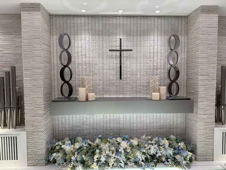 白を基調としたチャペル。奥に行くほど天井が高くなっているため、圧迫感を感じない造りでした。