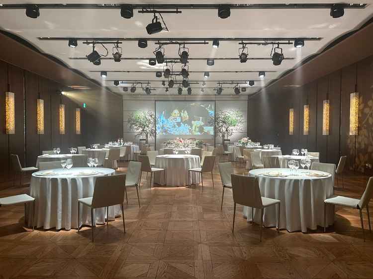 オープンキッチン付の披露宴会場