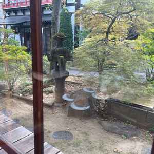 別館の庭。ここ以外にも自然を感じられる所が多く良い。