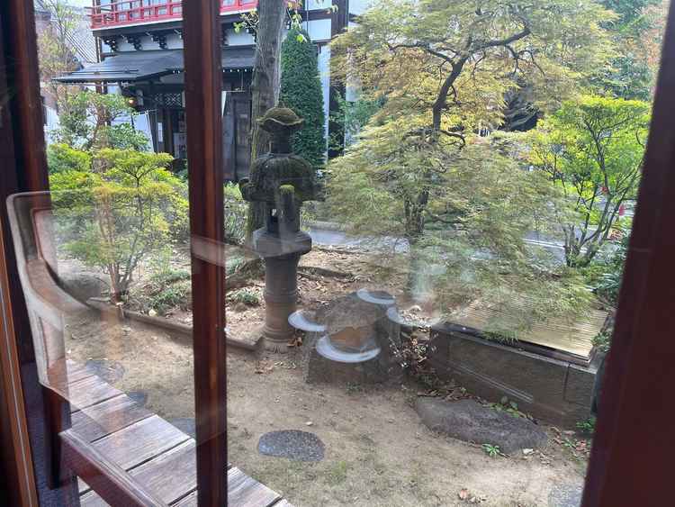 別館の庭。ここ以外にも自然を感じられる所が多く良い。