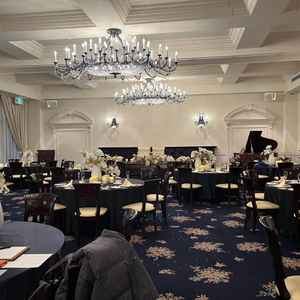 もう一つの披露宴会場はシックな絨毯でクラシカルな雰囲気。