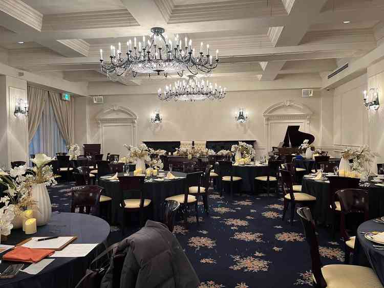 もう一つの披露宴会場はシックな絨毯でクラシカルな雰囲気。