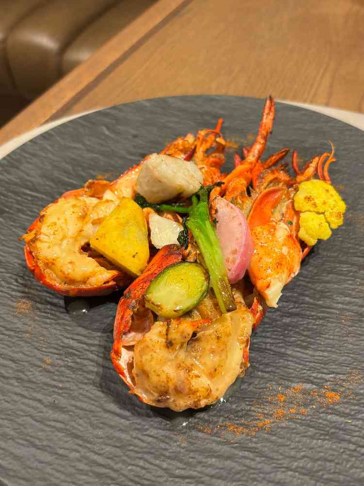 オマール海老は食べる直前まで生きていておいしい。とくに野菜にこだわっており、とても甘くておいしい。