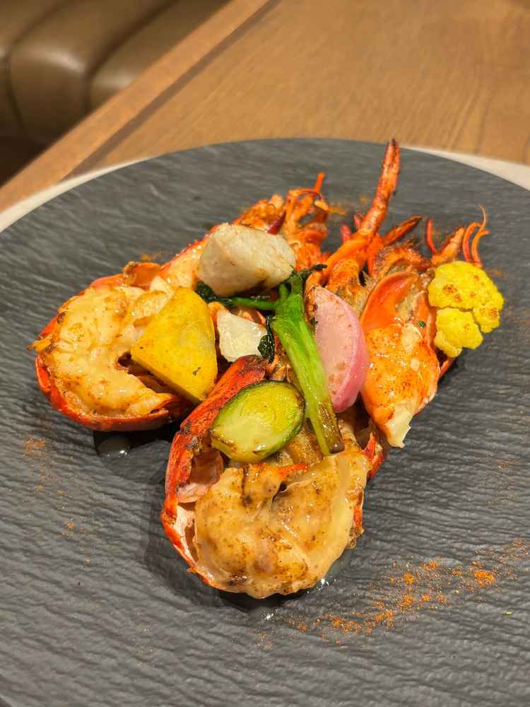 オマール海老は食べる直前まで生きていておいしい。とくに野菜にこだわっており、とても甘くておいしい。