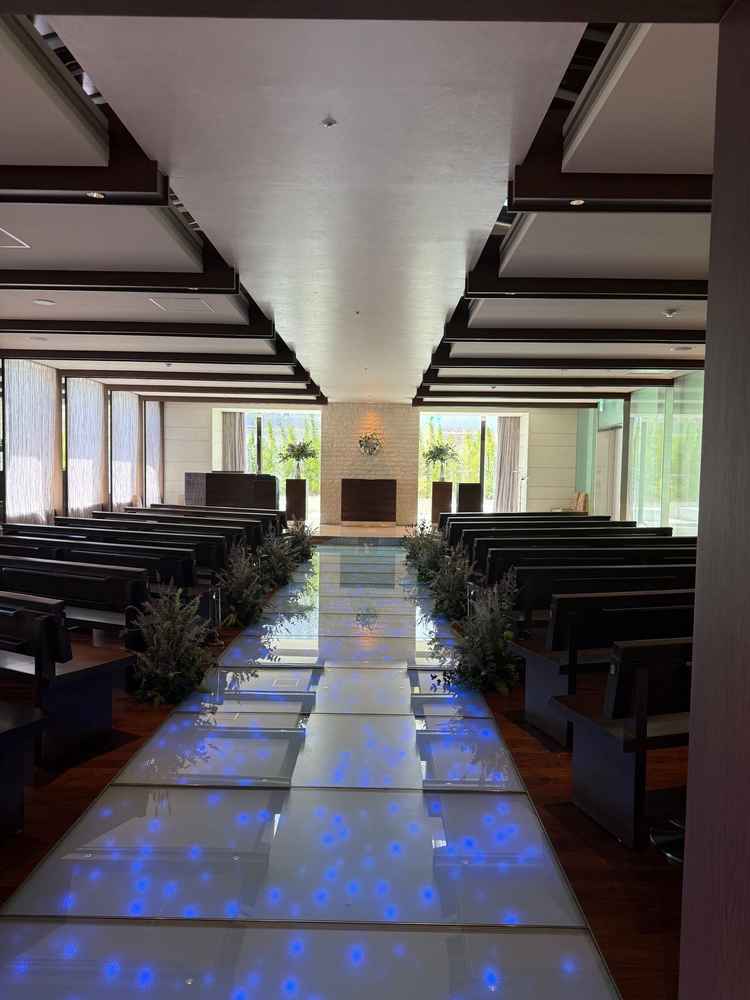 チャペルの奥のガラス張り所の水が流れていて、雨の日でも幻想的な雰囲気の中で挙式ができると思いました。