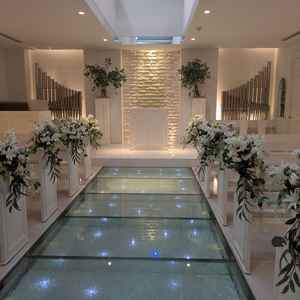 チャペルは白です。雨でも暗くならないように設定されてて、下はライトが灯されて綺麗でした。