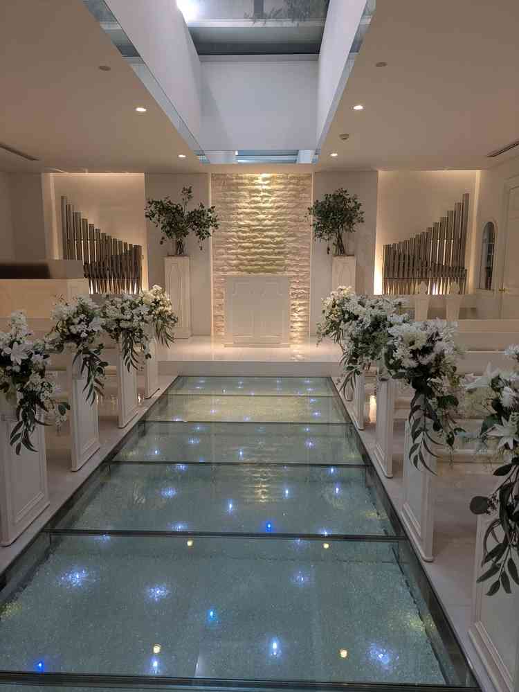 チャペルは白です。雨でも暗くならないように設定されてて、下はライトが灯されて綺麗でした。