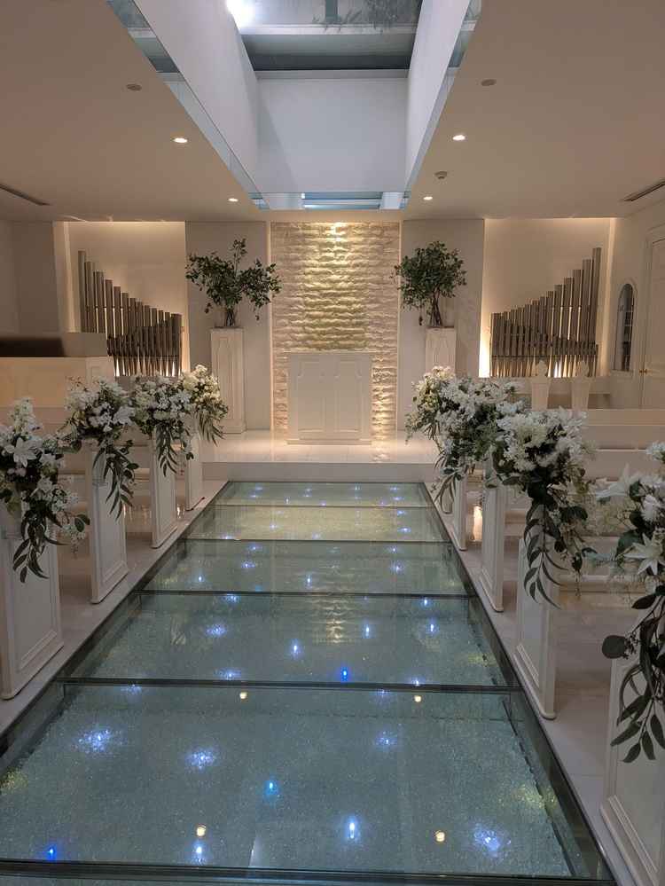 チャペルは白です。雨でも暗くならないように設定されてて、下はライトが灯されて綺麗でした。