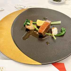 伊達政宗をイメージしたお皿にメインが乗っていてとてもよかった。