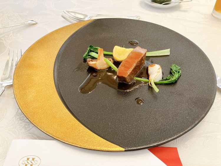 伊達政宗をイメージしたお皿にメインが乗っていてとてもよかった。