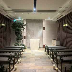 チャペルの写真。シンプルな作りで、ドレスが映えそうだと思いました。