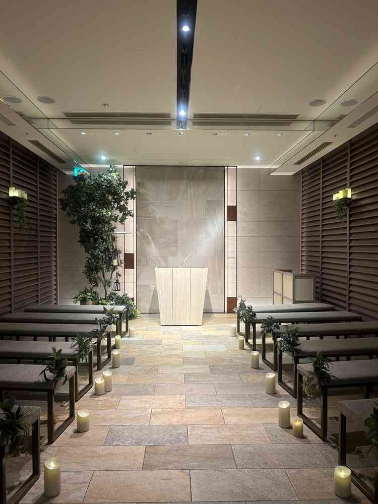 チャペルの写真。シンプルな作りで、ドレスが映えそうだと思いました。