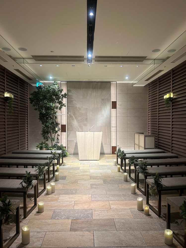 チャペルの写真。シンプルな作りで、ドレスが映えそうだと思いました。