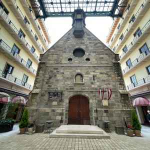 チャペルの外観。上に天井があるため、雨天時でも影響が少ないのはありがたいです。