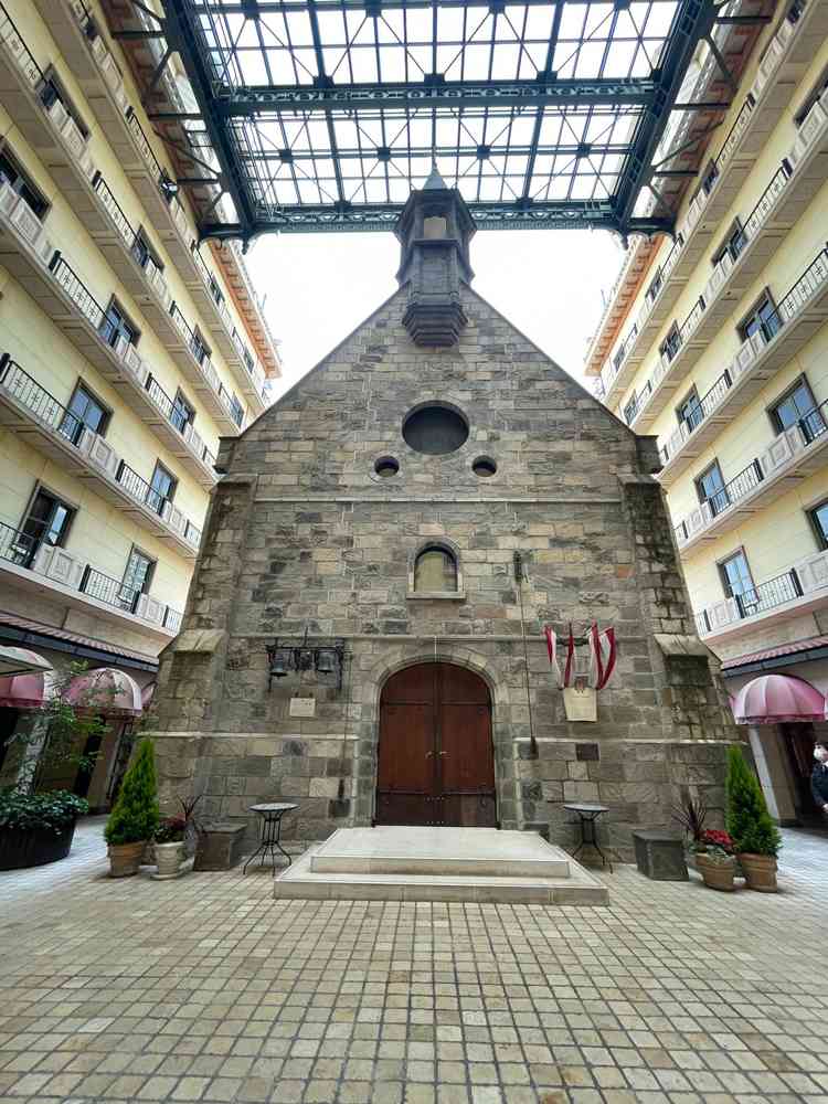 チャペルの外観。上に天井があるため、雨天時でも影響が少ないのはありがたいです。