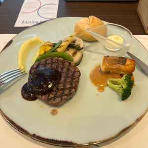 お肉とお魚のポワレの試食をいただきました。