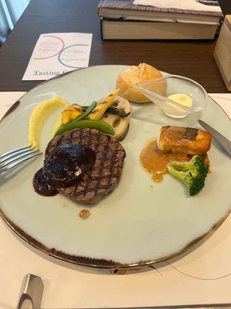 お肉とお魚のポワレの試食をいただきました。