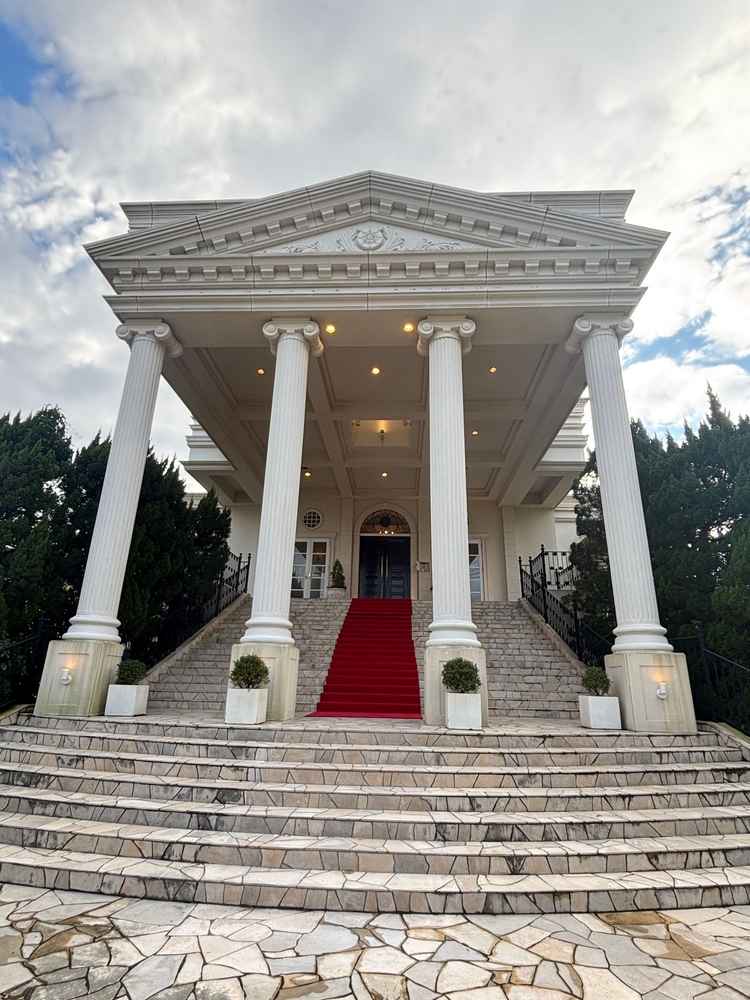 ヴィクトリアハウスの大階段です。