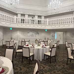 白を基調としたシンプルな披露宴会場です。