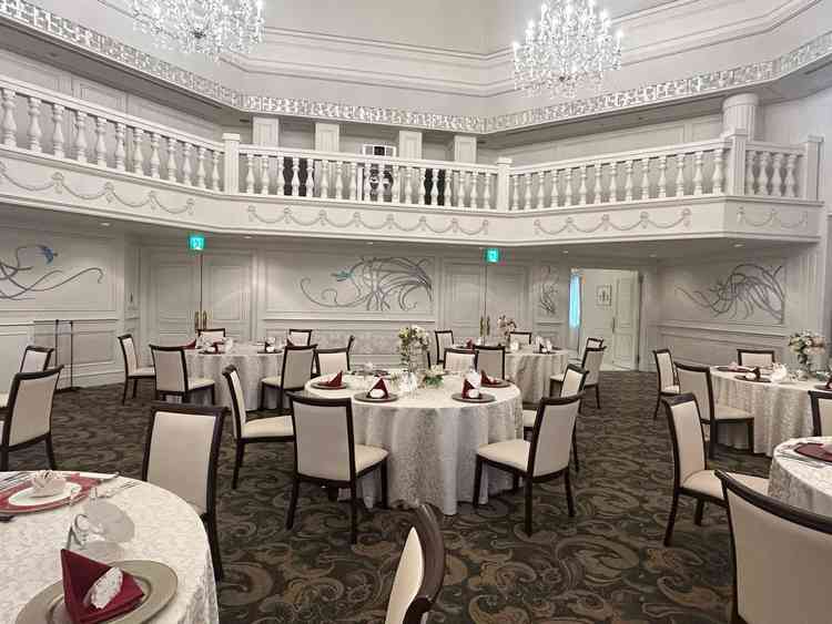 白を基調としたシンプルな披露宴会場です。