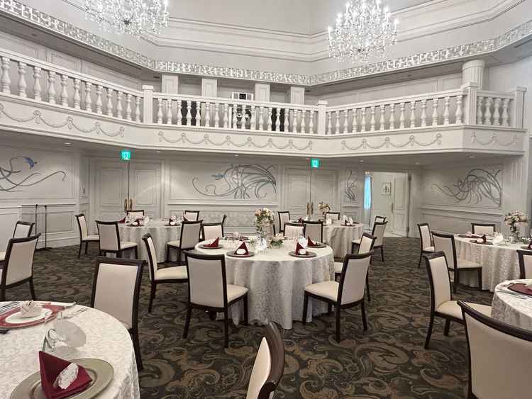 白を基調としたシンプルな披露宴会場です。