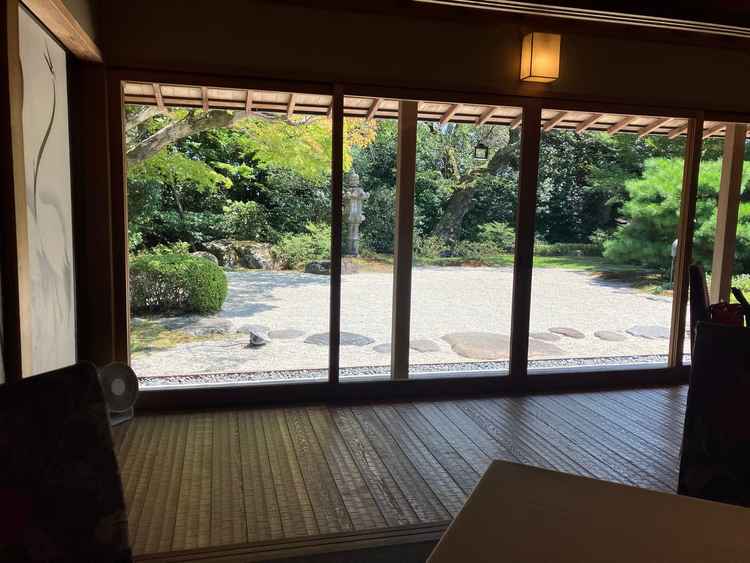 食事会場から庭園を見た様子。思った通りの風景で落ち着きがある。