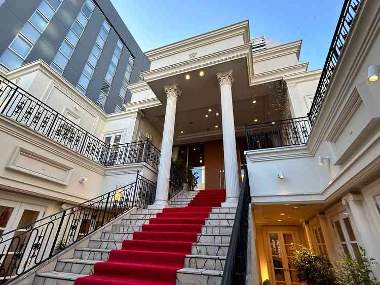 挙式後に降りる階段。挙式後の写真撮影に良いと思った。