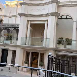 建物正面にロゴがあり、実際に来館して入口から案内を受けた。白基調で、上品な雰囲気が印象的だった。