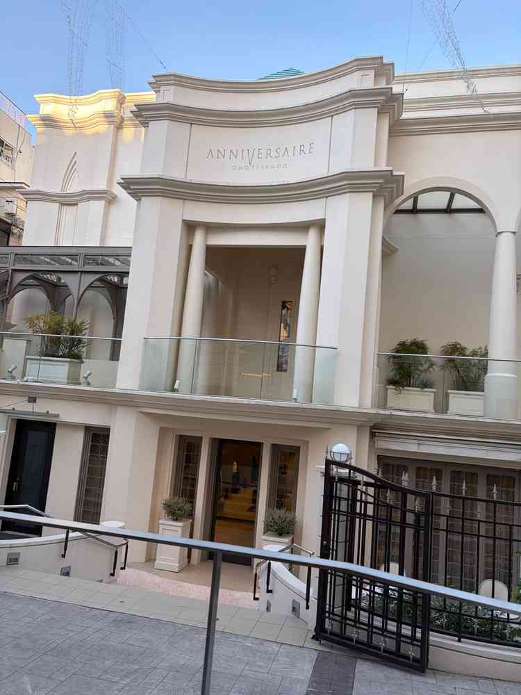 建物正面にロゴがあり、実際に来館して入口から案内を受けた。白基調で、上品な雰囲気が印象的だった。