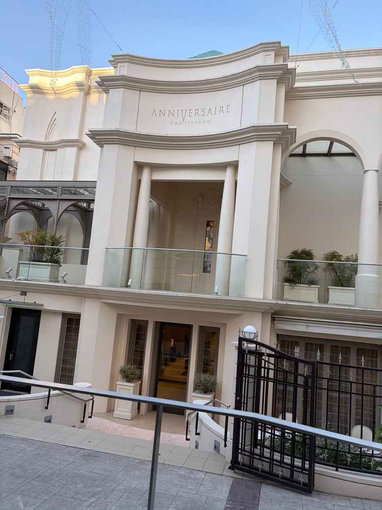 建物正面にロゴがあり、実際に来館して入口から案内を受けた。白基調で、上品な雰囲気が印象的だった。