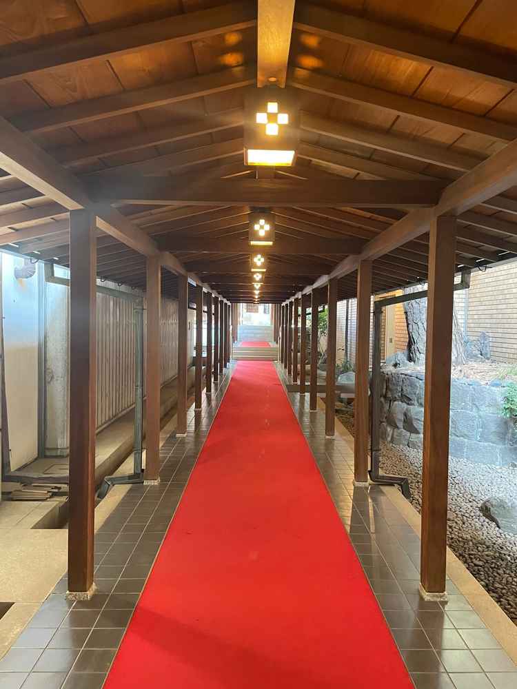 回廊。雨の日、又は希望すれば、ここを通って本殿まで向かう。