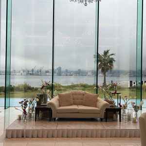 披露宴会場で新郎新婦が腰掛けるソファ。背後には海と神戸の街並みが見え、写真映えする。