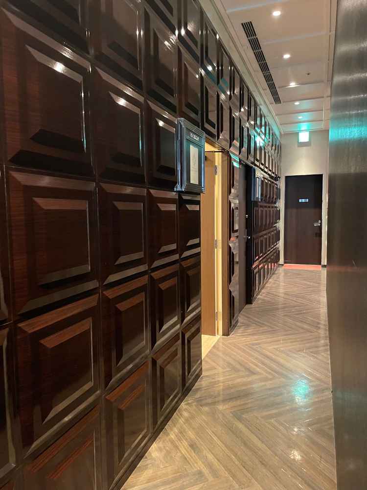 受付スペースの後ろに親族控え室があります。控え室への通路は少し狭いかなと思いました。