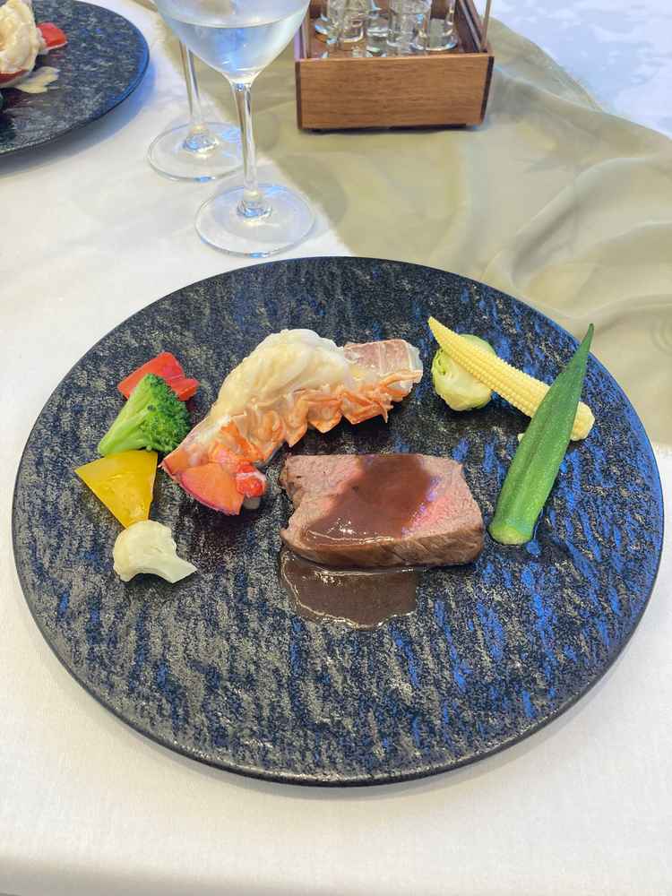 お肉もエビもとても柔らかく、美味しかった。彩りも良く食欲をそそった。