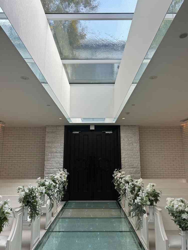 チャペル。上の水が太陽光を反射して幻想的。