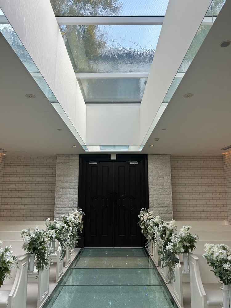 チャペル。上の水が太陽光を反射して幻想的。