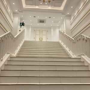 フラワーシャワーをする階段、ここで写真撮影もできる。