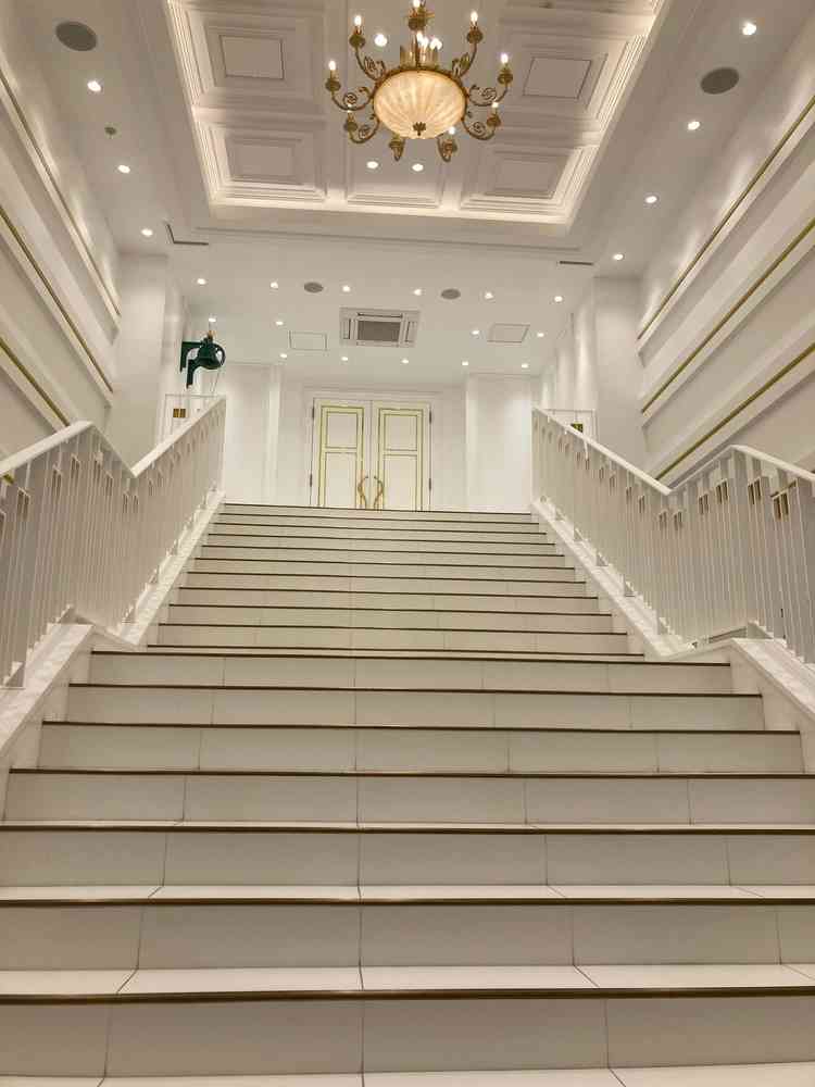 フラワーシャワーをする階段、ここで写真撮影もできる。